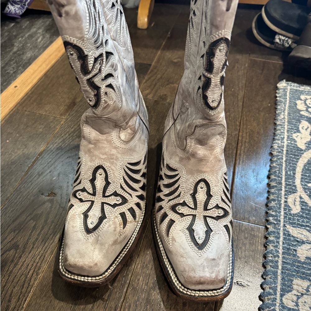 Stylish Western Boots in Cream and Black